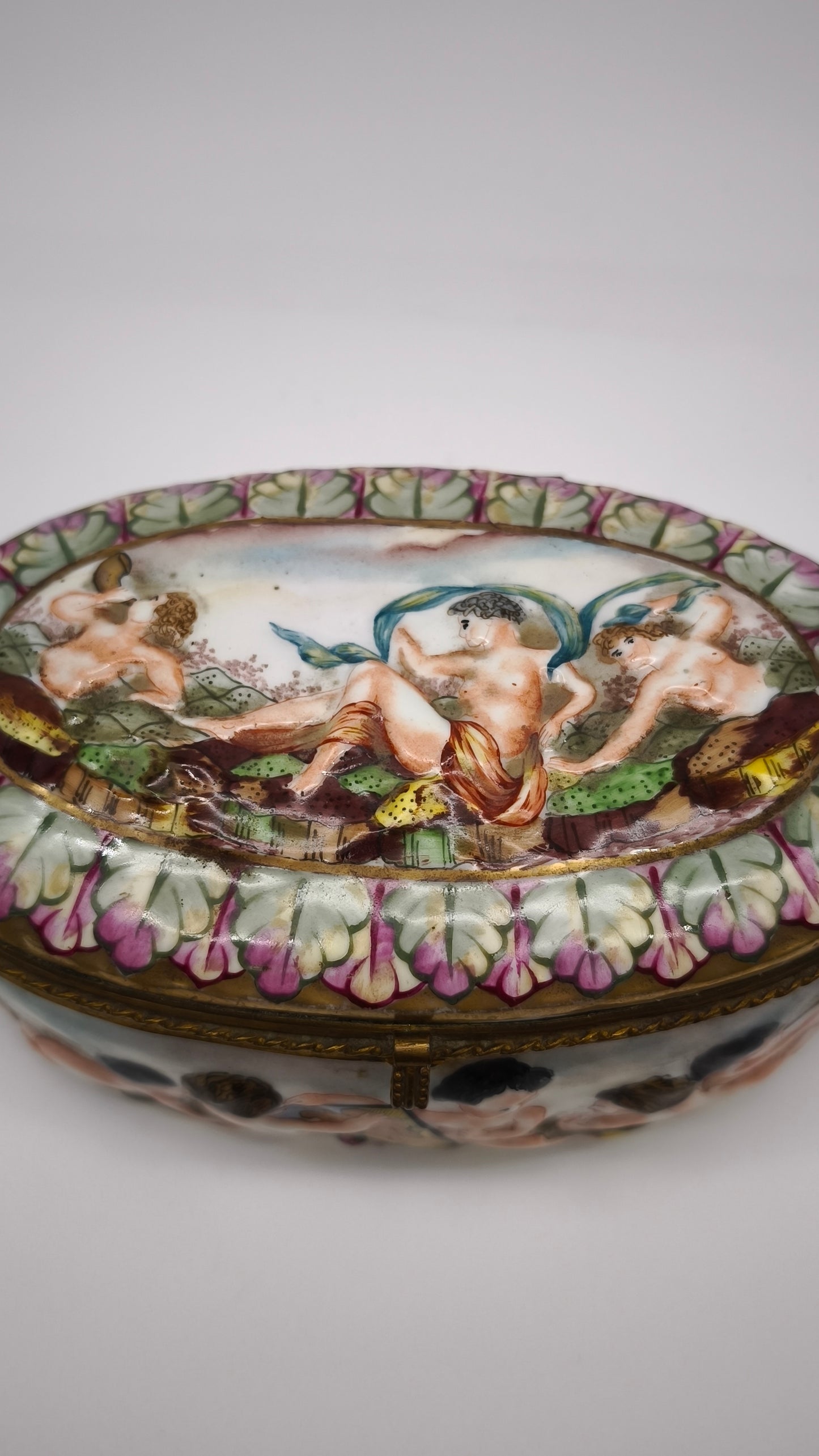 92396 Scatola in ceramica di Capodimonte