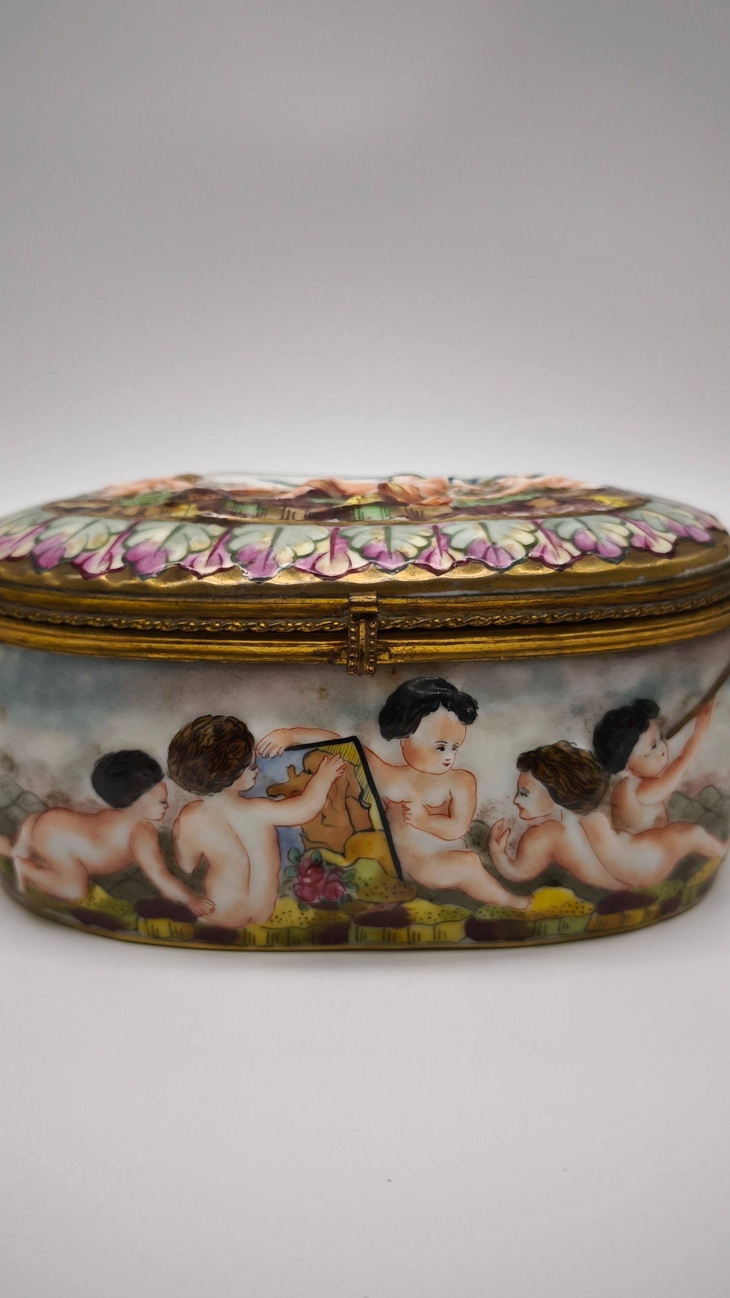92396 Scatola in ceramica di Capodimonte