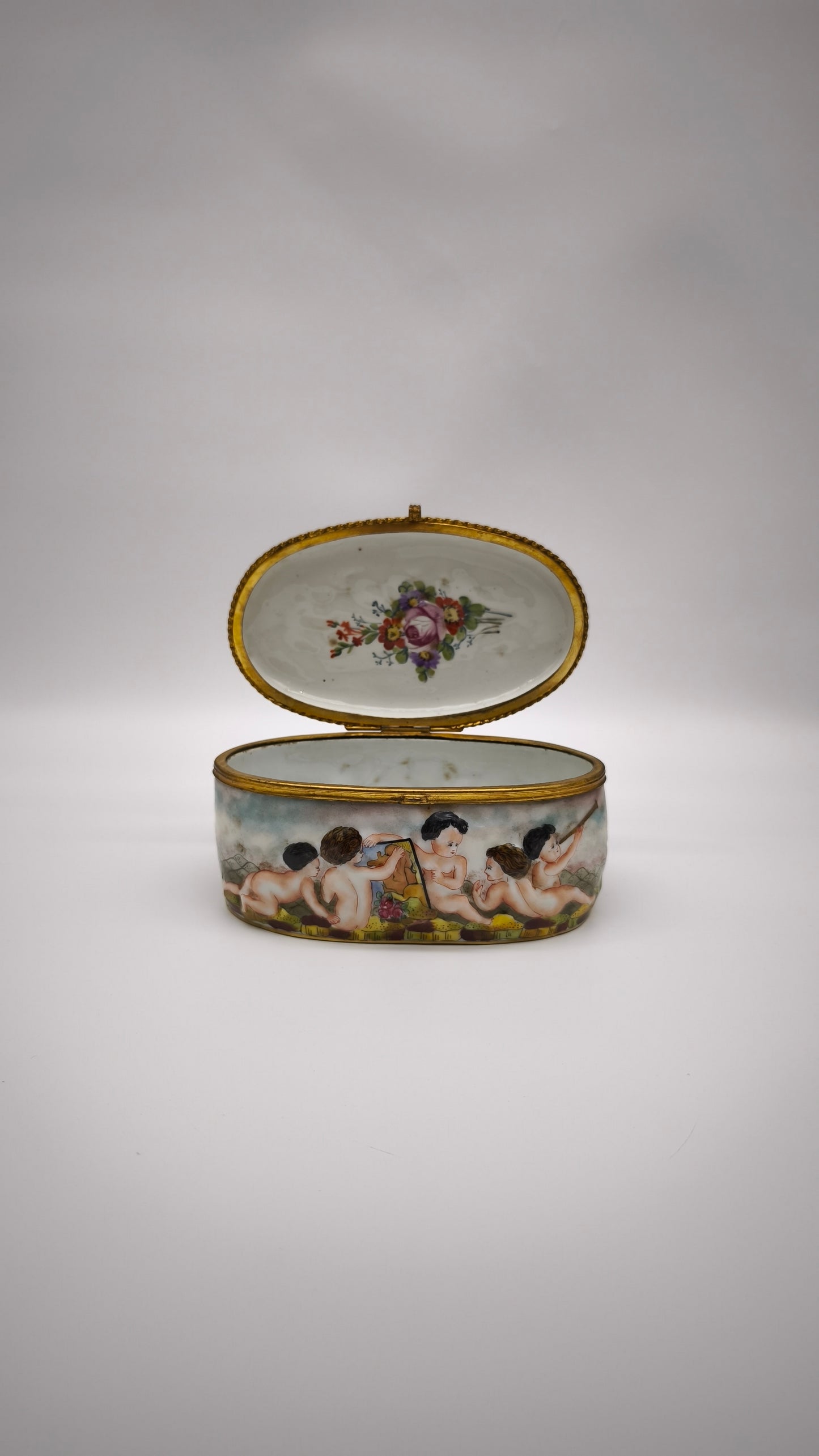 92396 Scatola in ceramica di Capodimonte