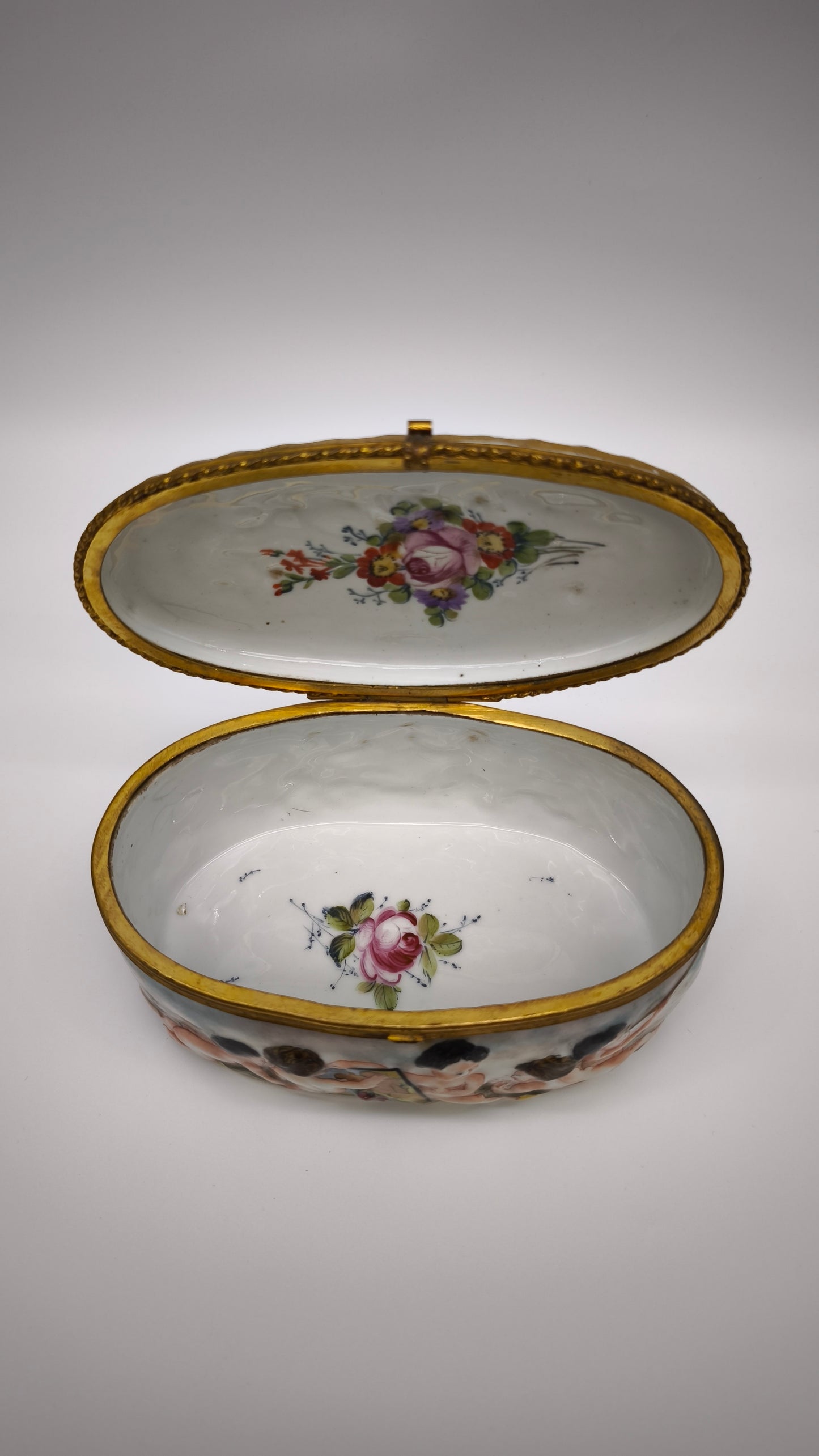 92396 Scatola in ceramica di Capodimonte