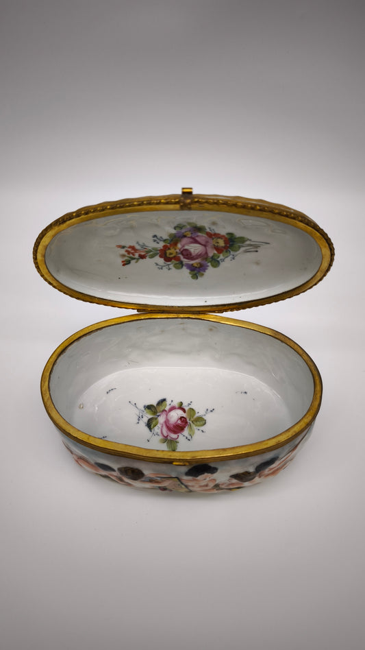 92396 Scatola in ceramica di Capodimonte