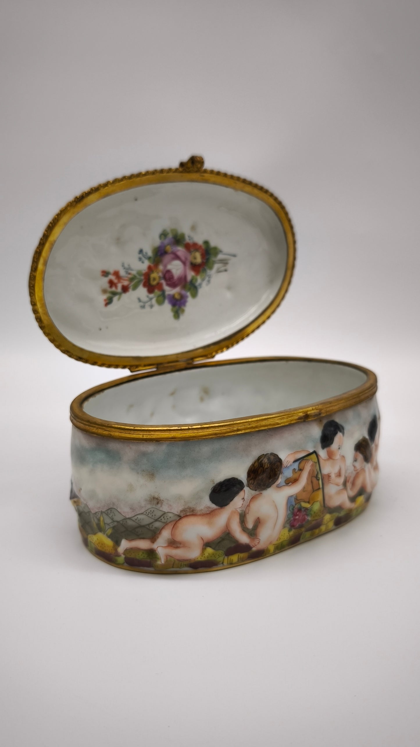 92396 Scatola in ceramica di Capodimonte