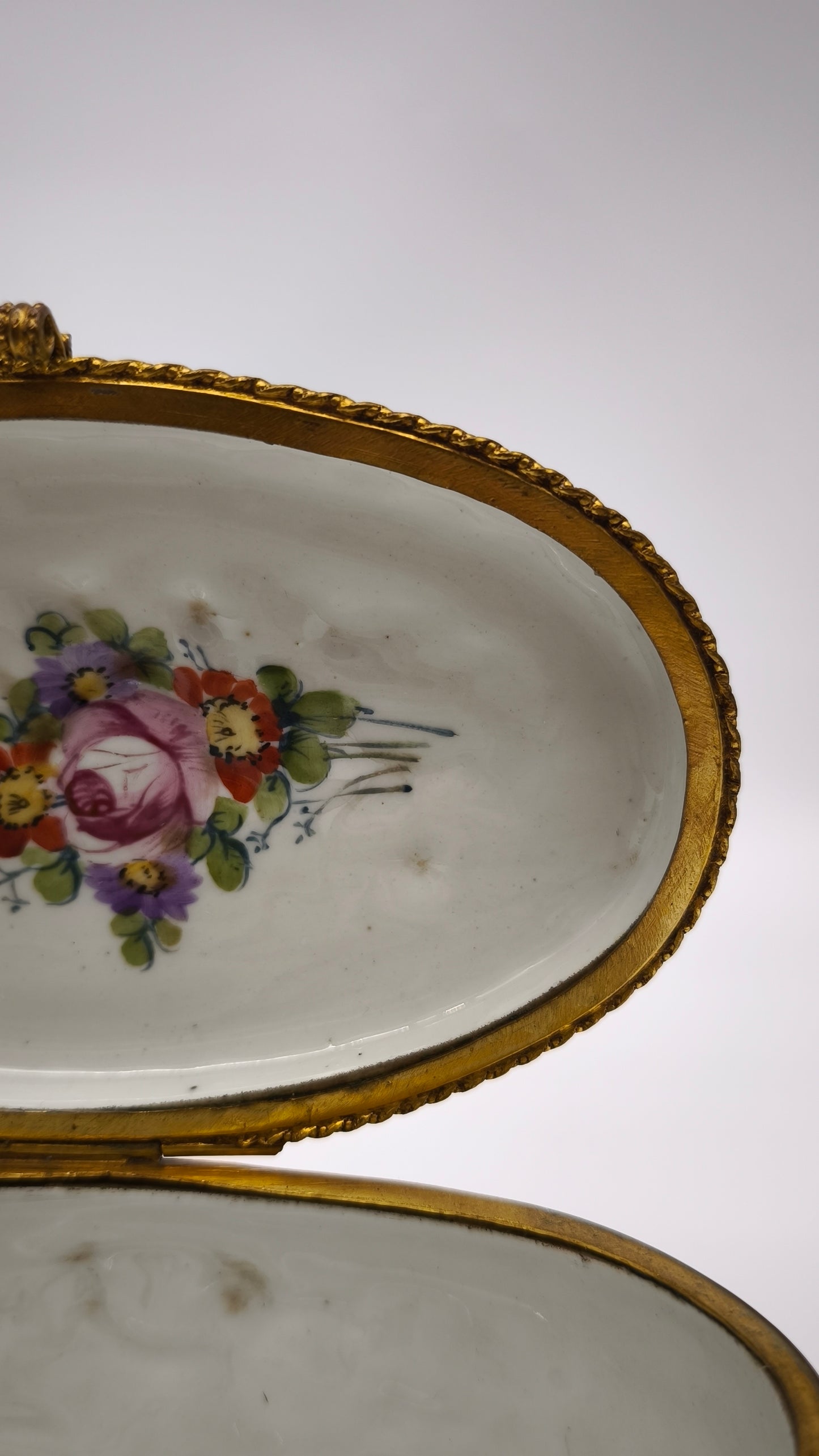 92396 Scatola in ceramica di Capodimonte