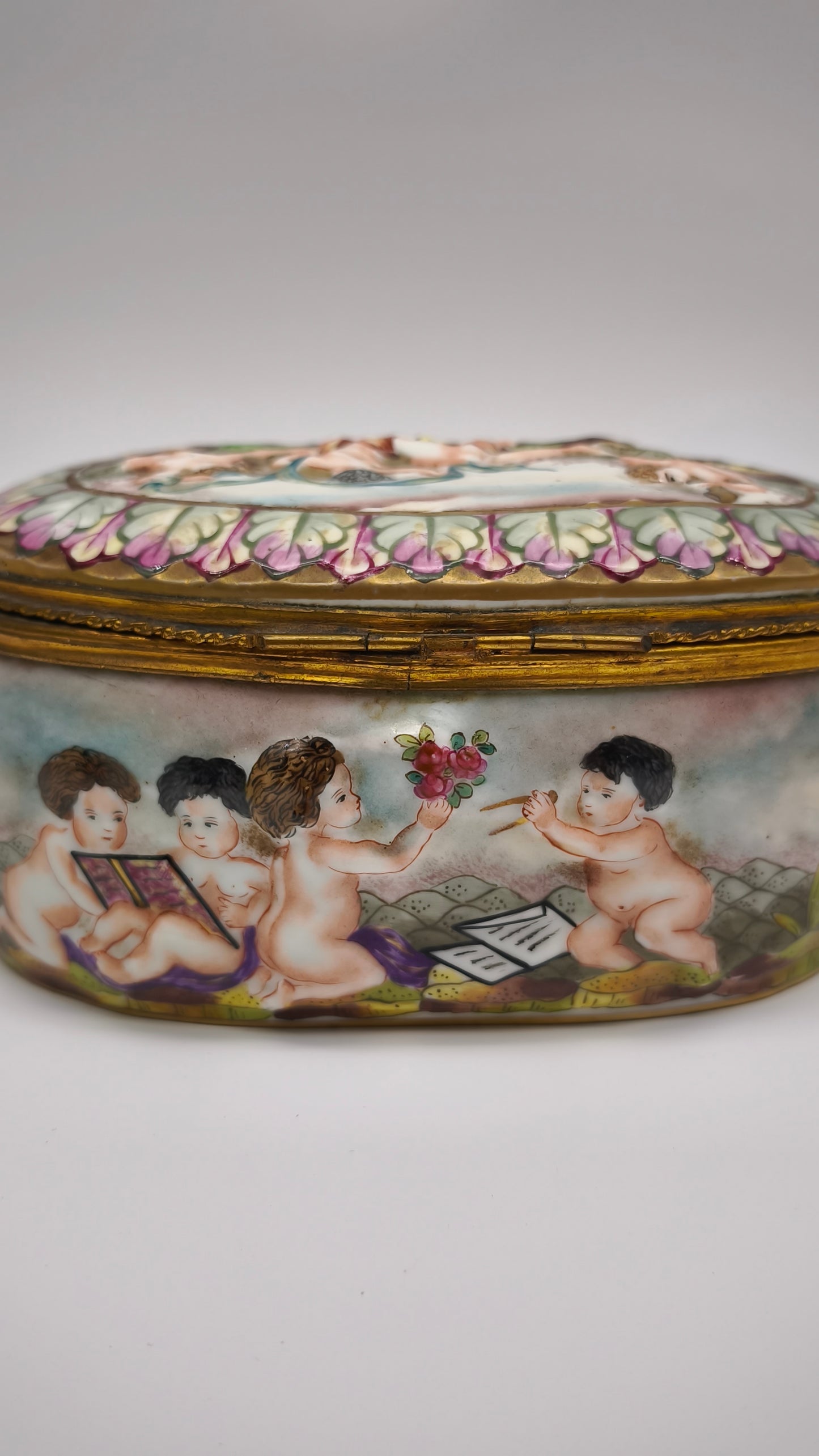 92396 Scatola in ceramica di Capodimonte