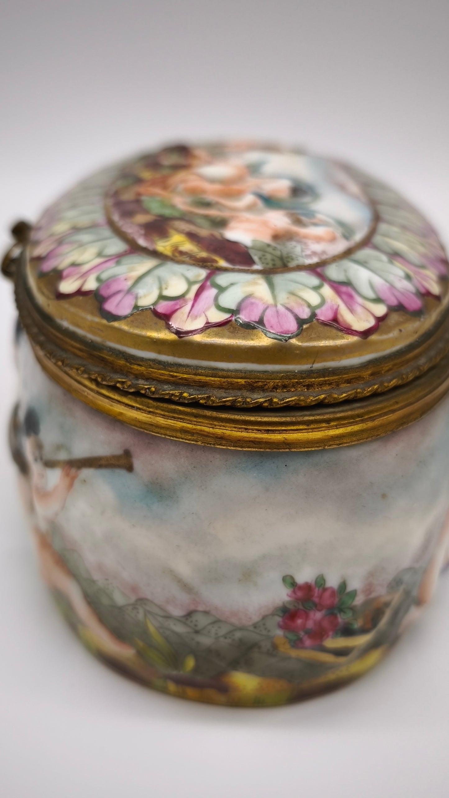 92396 Scatola in ceramica di Capodimonte