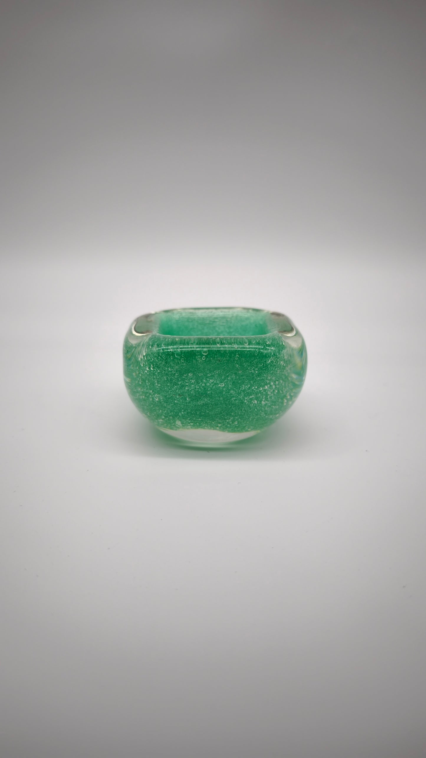 92553 Piccolo vaso in vetro sommerso di Murano firmato Seguso, anni '60