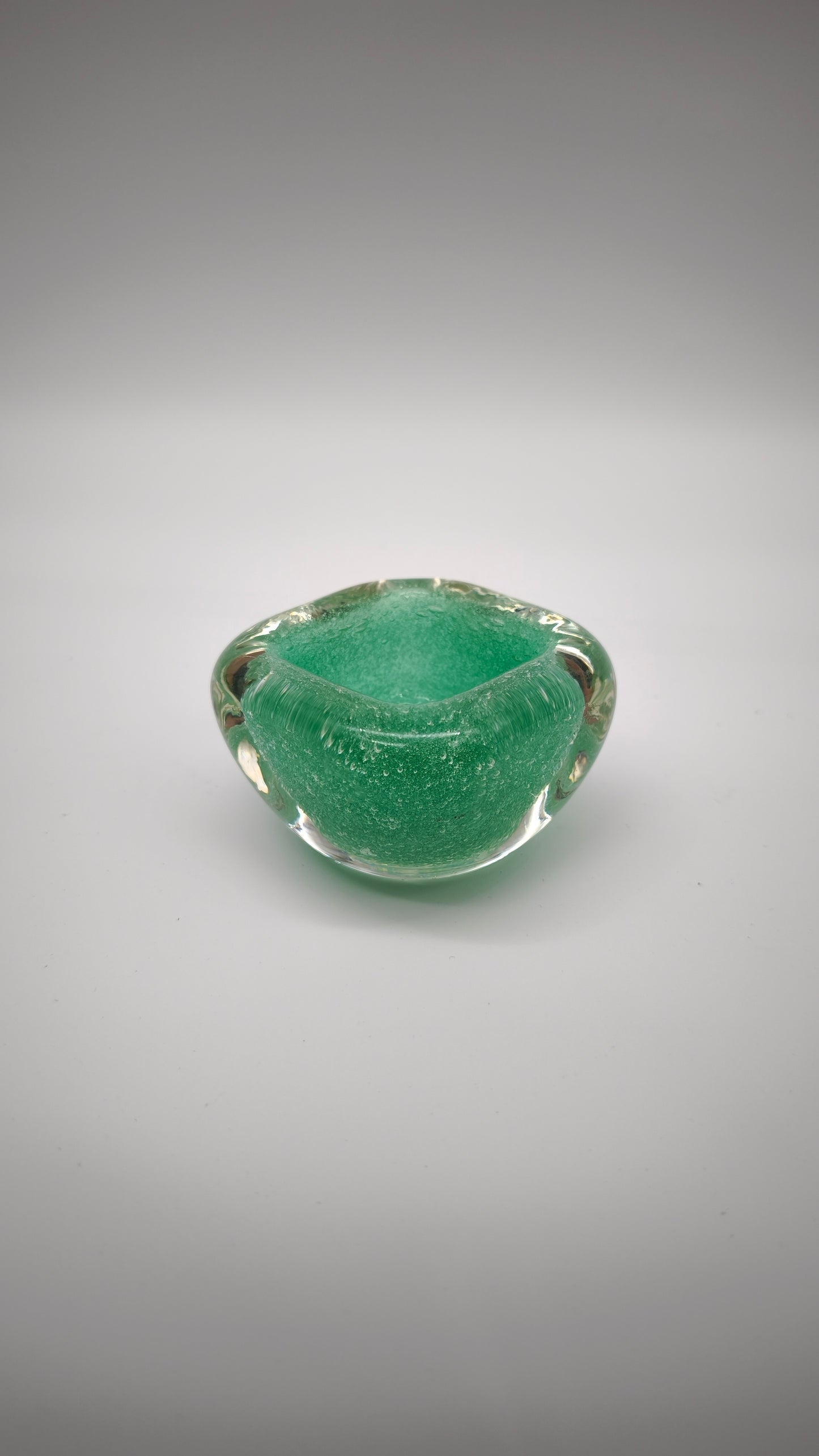 92553 Piccolo vaso in vetro sommerso di Murano firmato Seguso, anni '60