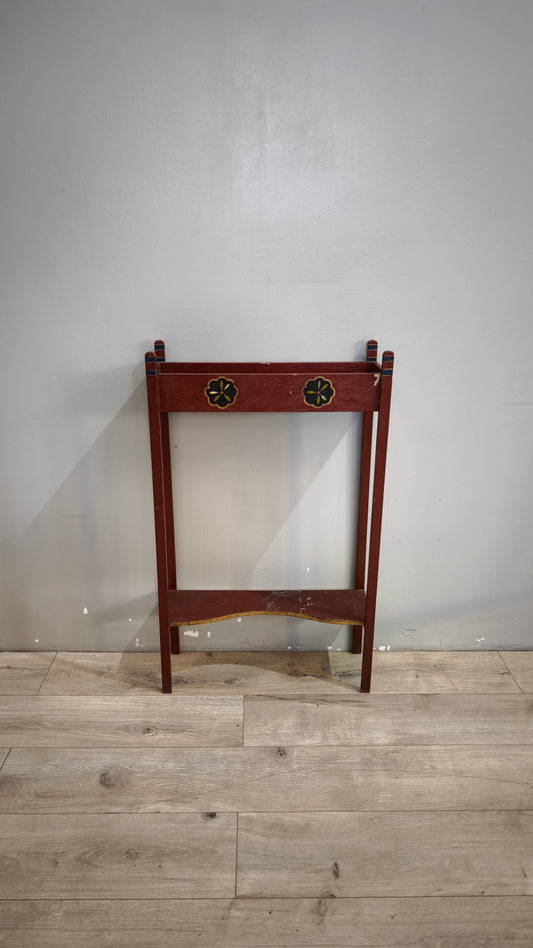 235 Fioriera in legno dipinta bordeaux con decorazioni