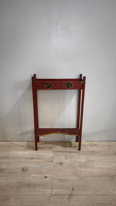 235 Fioriera in legno dipinta bordeaux con decorazioni
