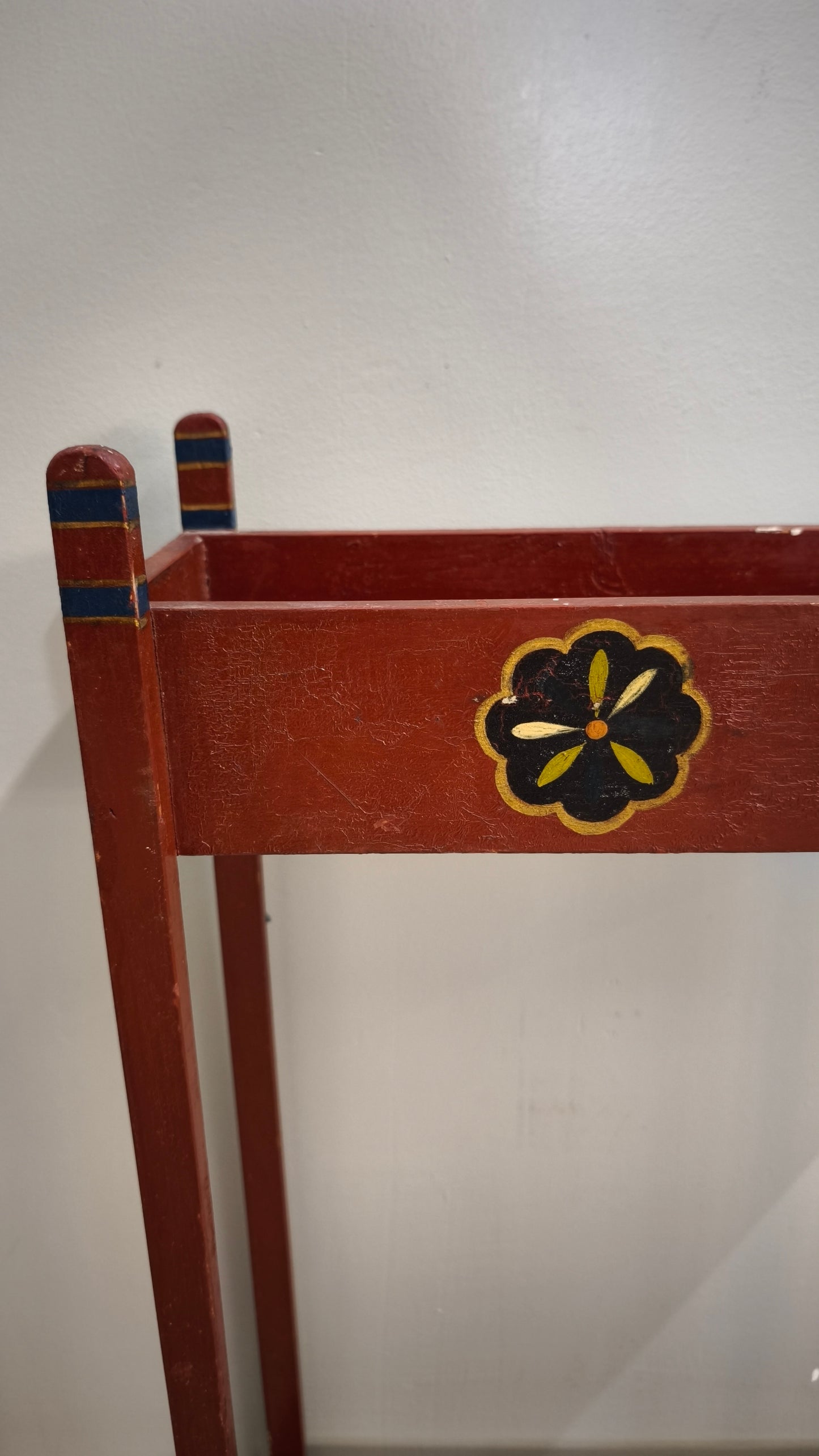 235 Fioriera in legno dipinta bordeaux con decorazioni