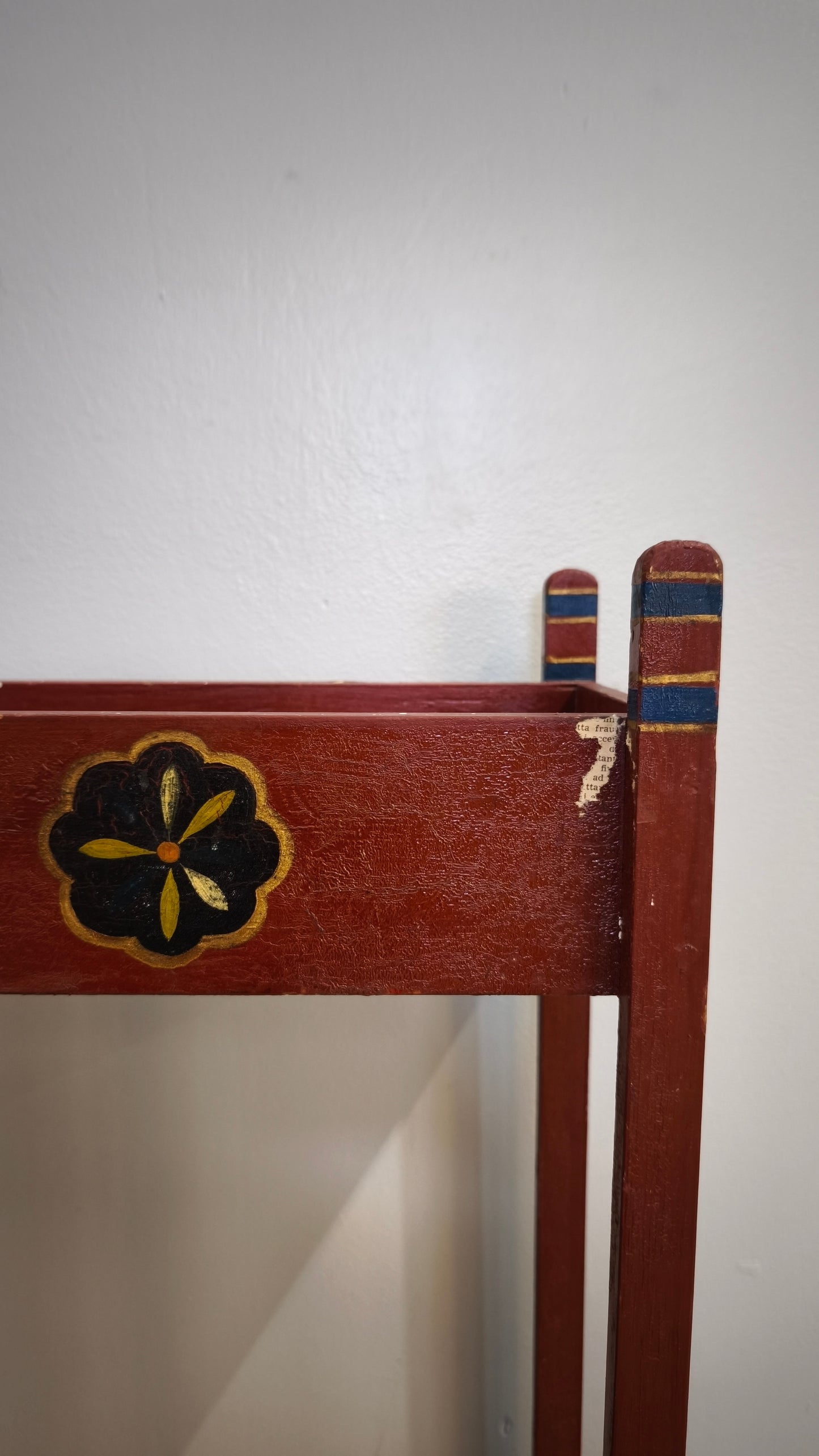 235 Fioriera in legno dipinta bordeaux con decorazioni