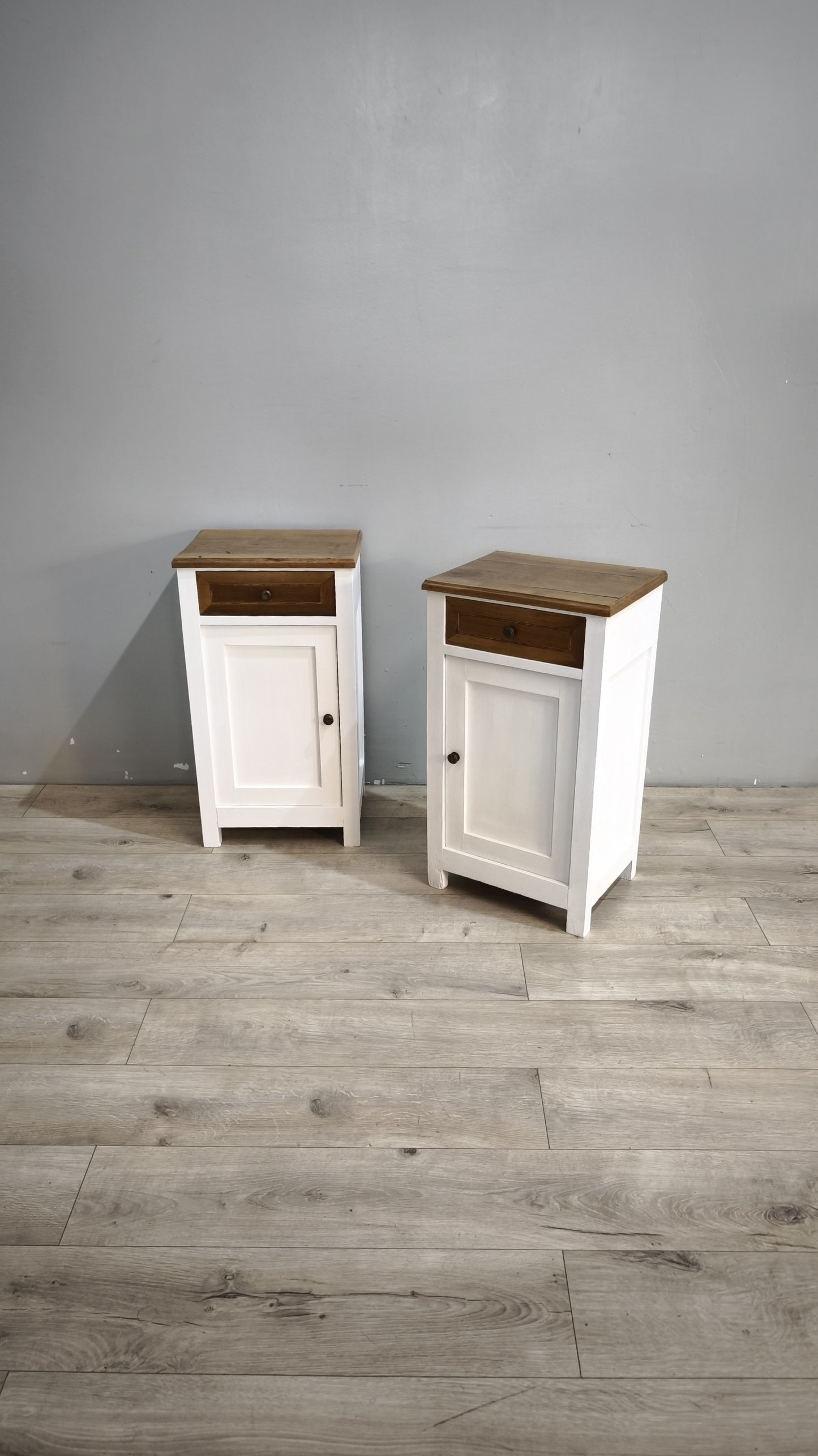 239 Coppia di comodini dipinti bianchi con piano in legno