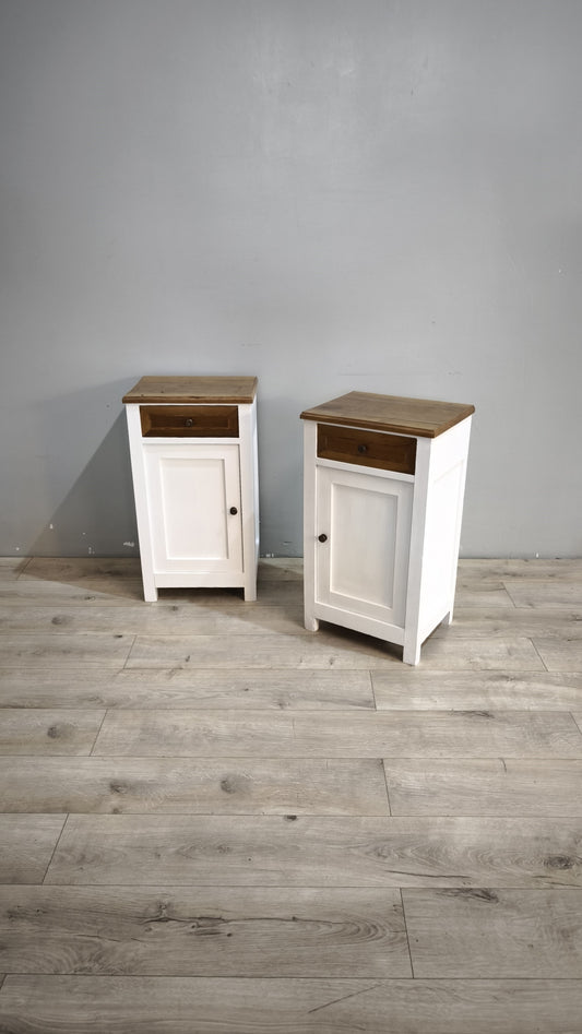 239 Coppia di comodini dipinti bianchi con piano in legno