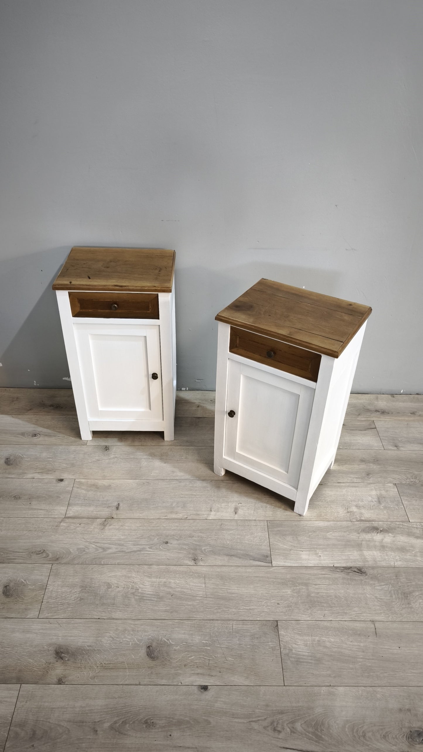 239 Coppia di comodini dipinti bianchi con piano in legno