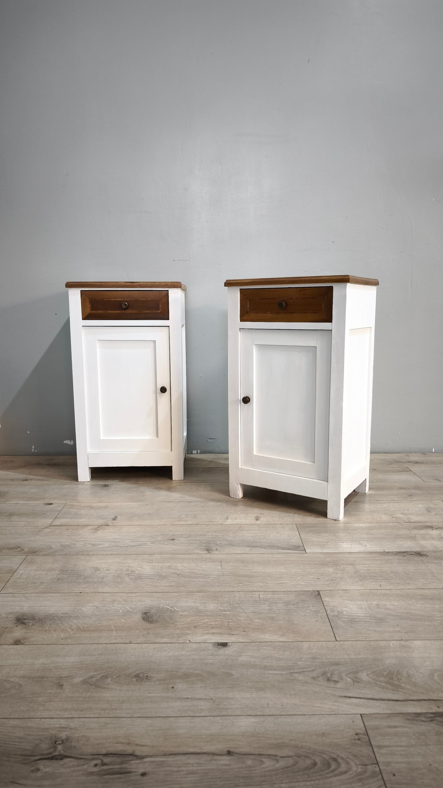 239 Coppia di comodini dipinti bianchi con piano in legno