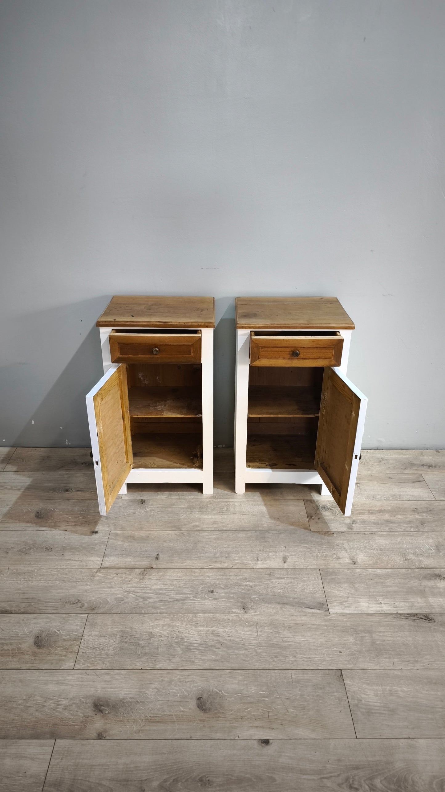239 Coppia di comodini dipinti bianchi con piano in legno
