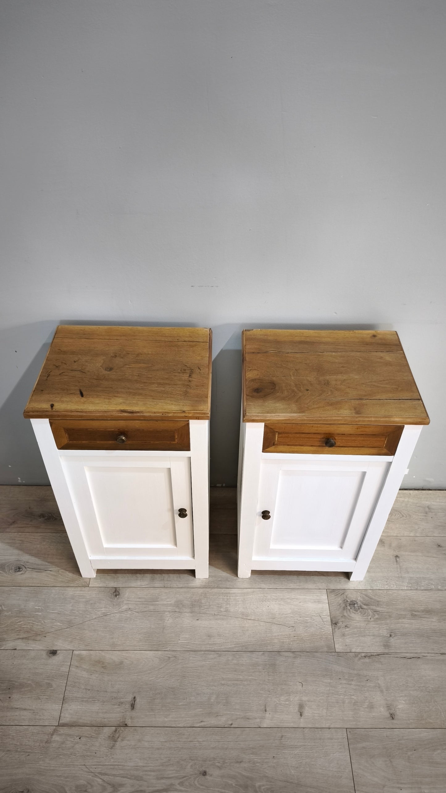 239 Coppia di comodini dipinti bianchi con piano in legno