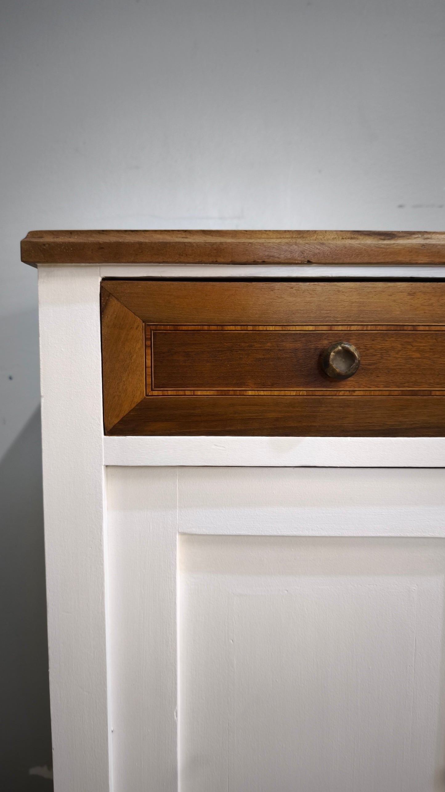 239 Coppia di comodini dipinti bianchi con piano in legno