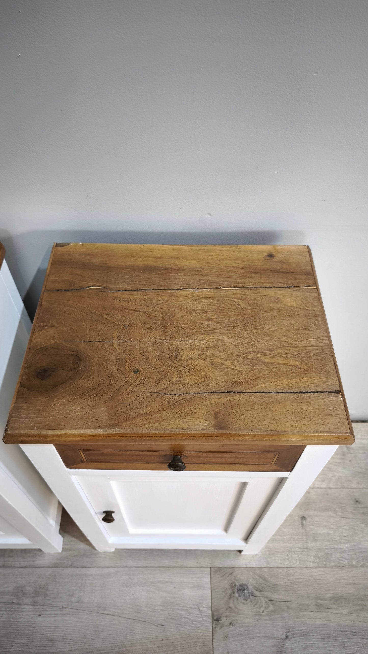 239 Coppia di comodini dipinti bianchi con piano in legno