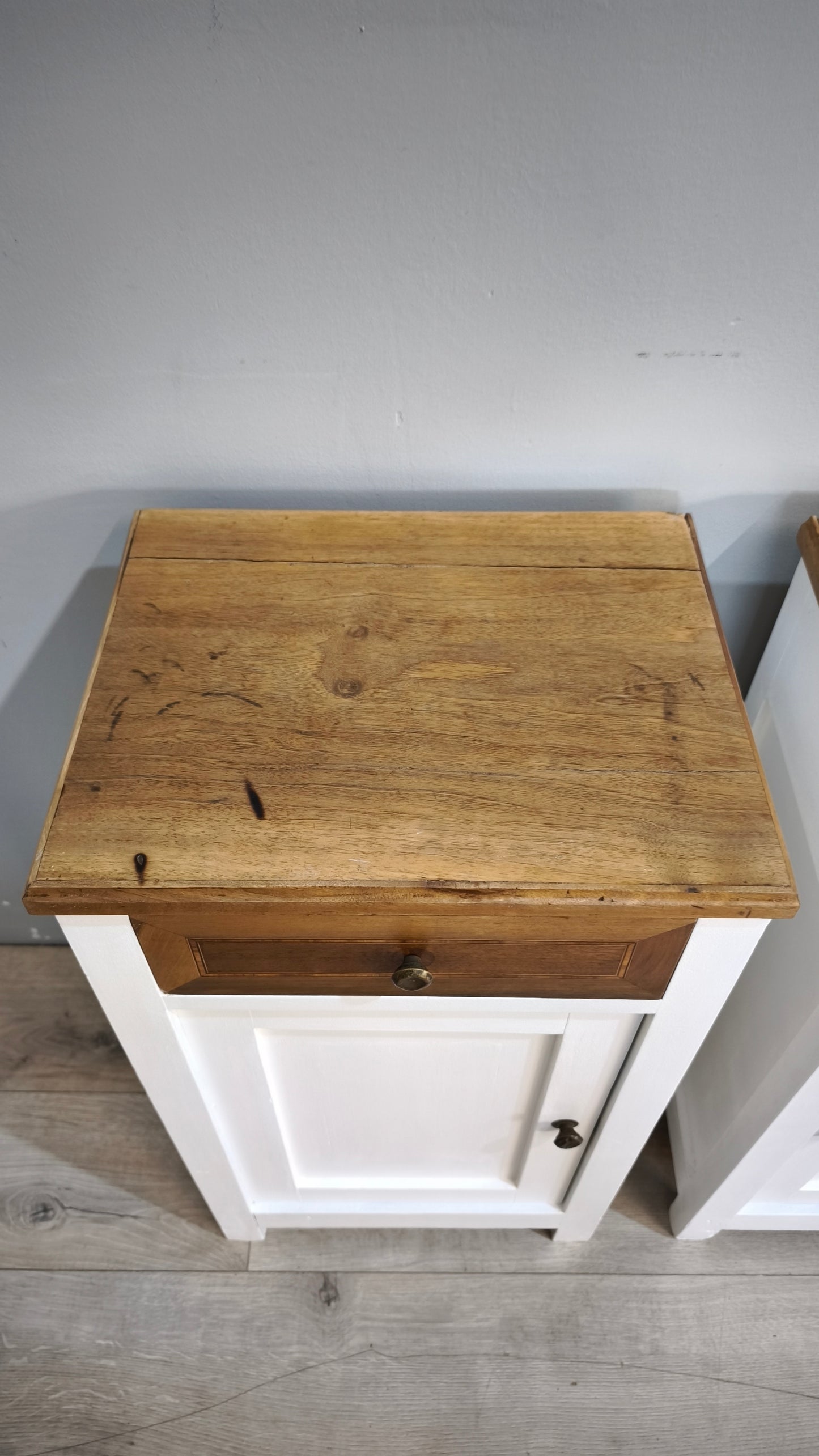 239 Coppia di comodini dipinti bianchi con piano in legno