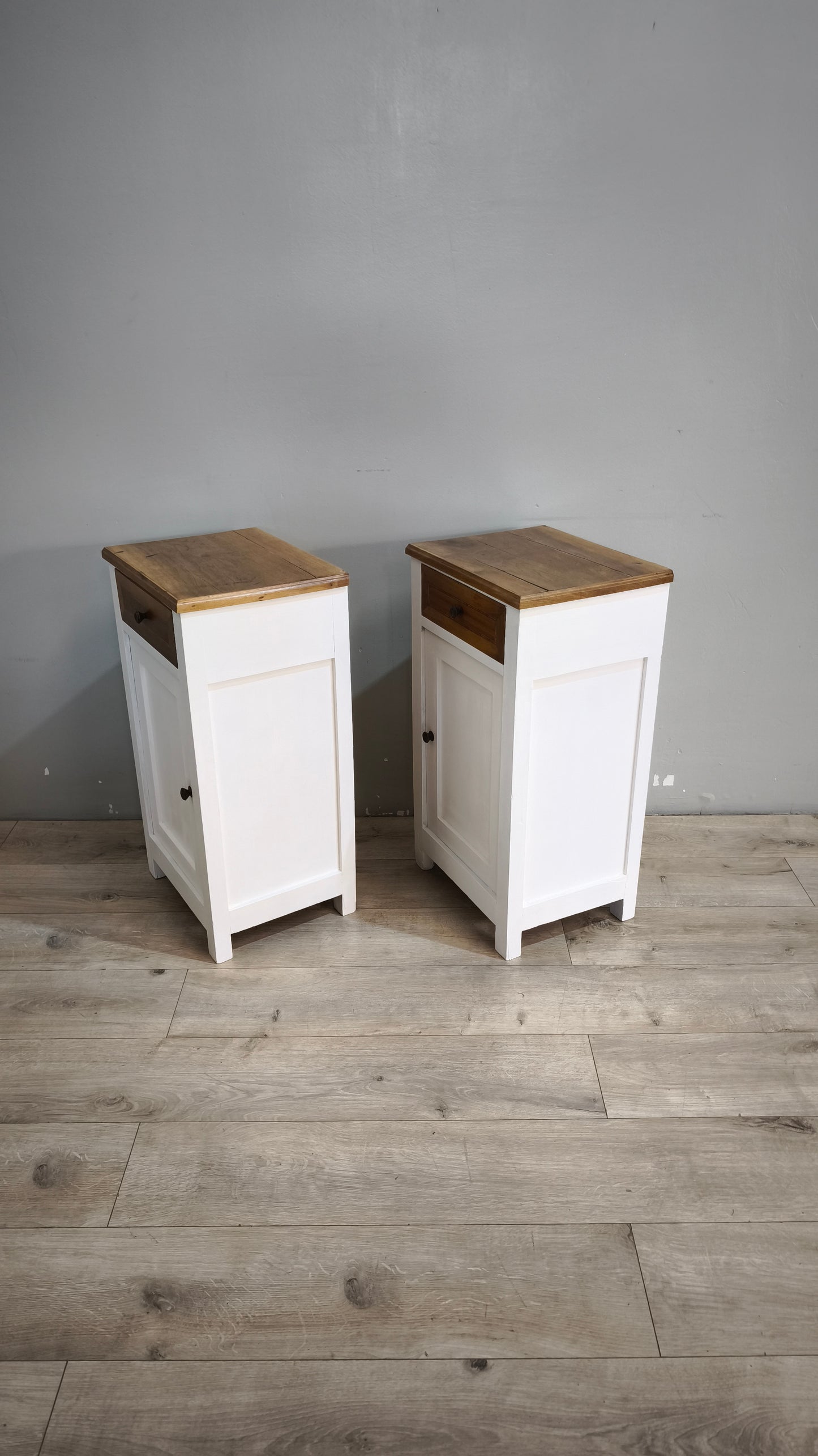 239 Coppia di comodini dipinti bianchi con piano in legno