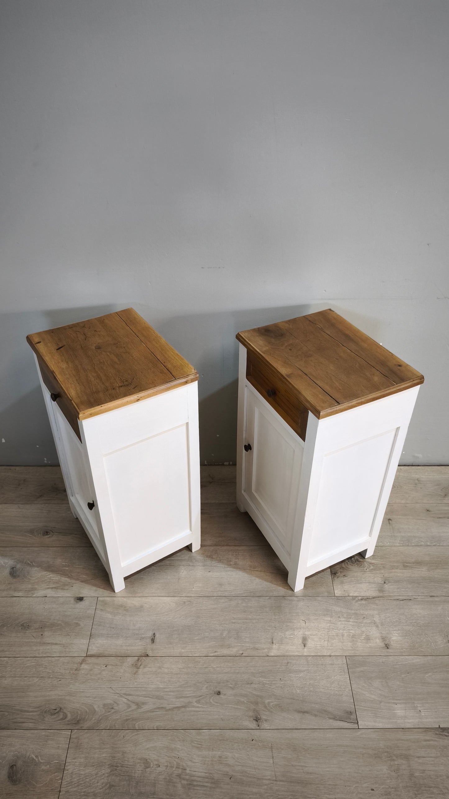 239 Coppia di comodini dipinti bianchi con piano in legno