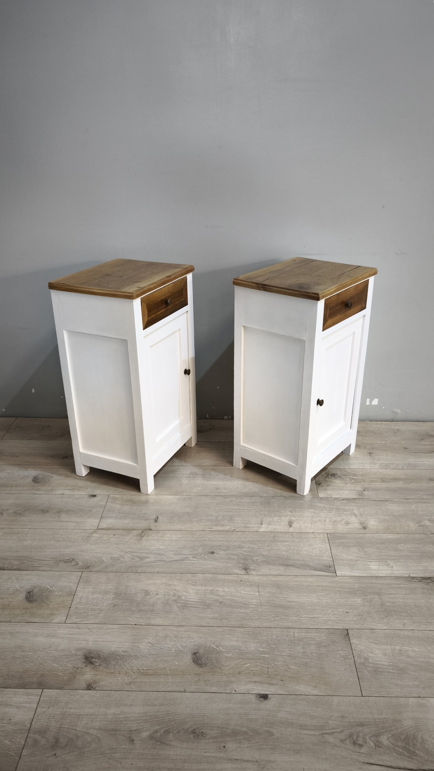 239 Coppia di comodini dipinti bianchi con piano in legno