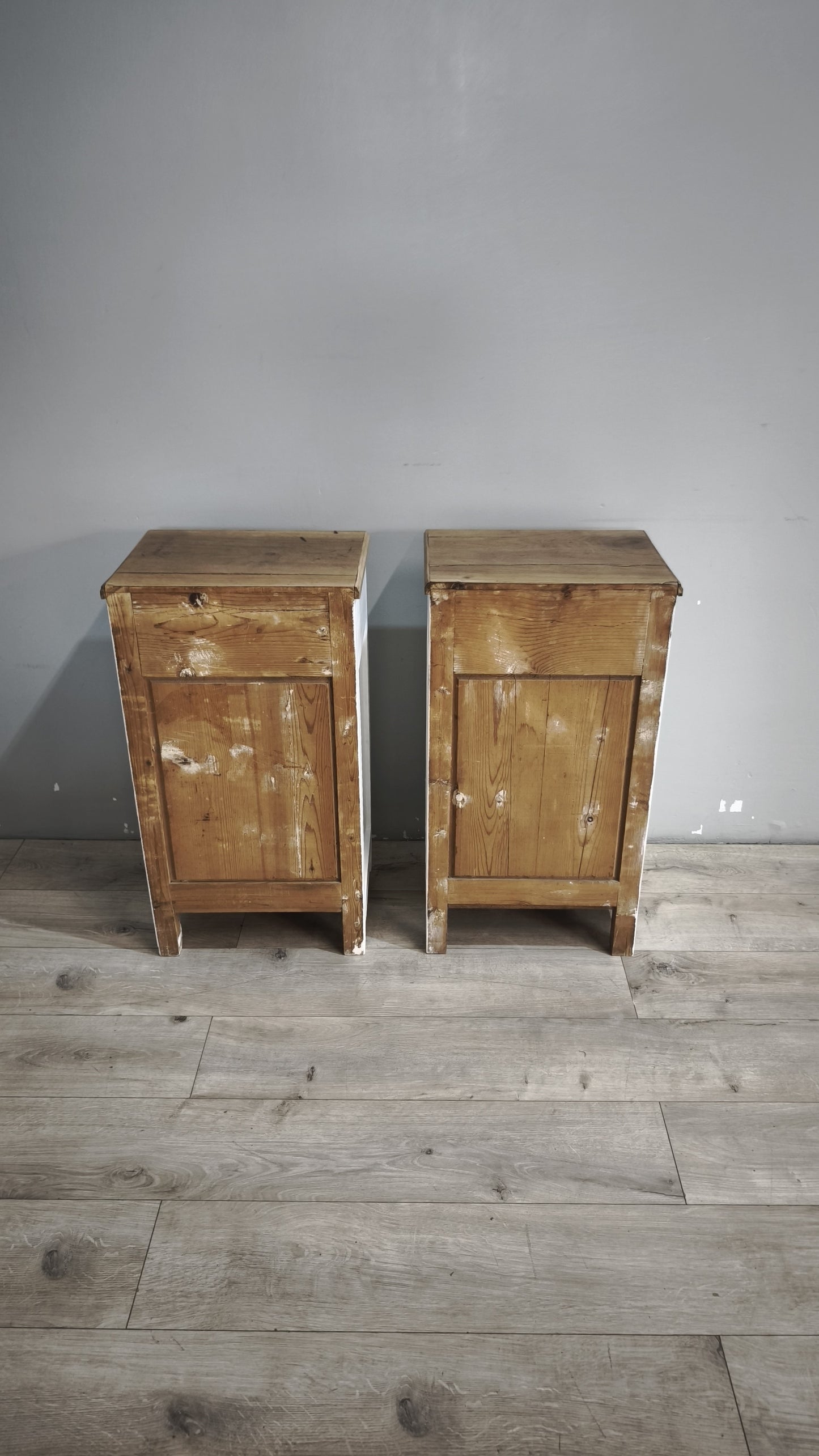 239 Coppia di comodini dipinti bianchi con piano in legno
