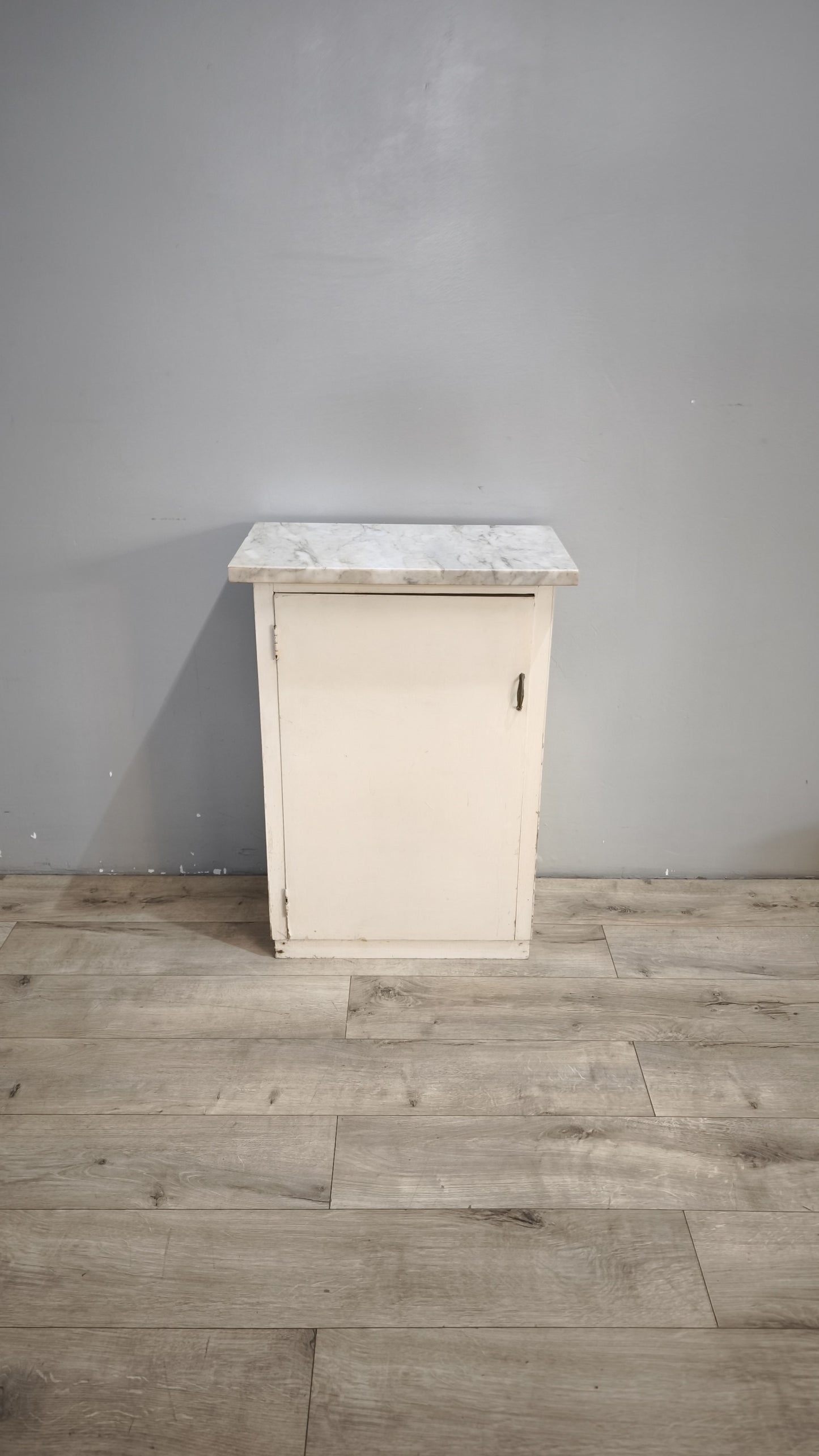237 Mobiletto anni '50 uno sportello dipinto bianco con piano in marmo
