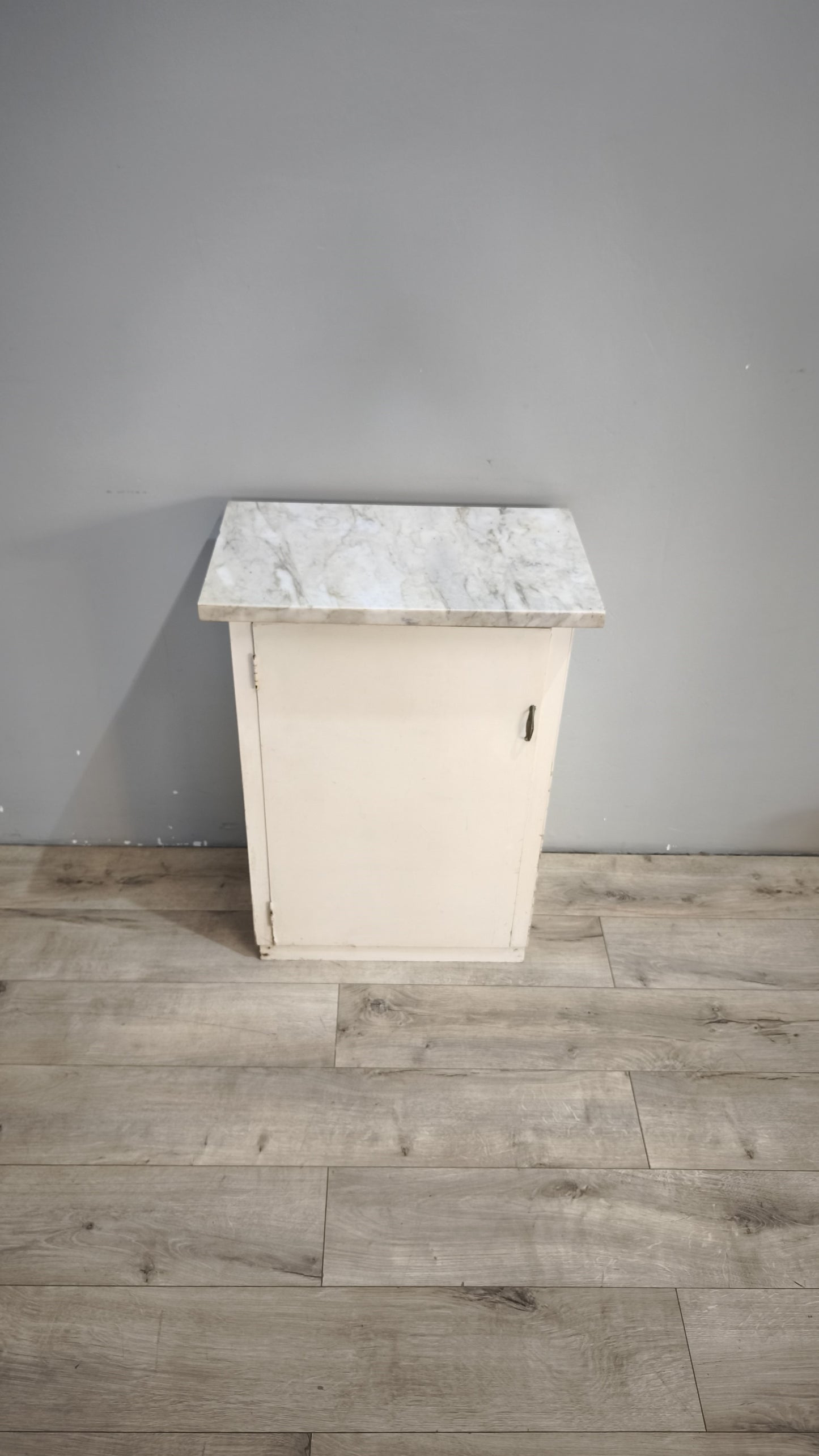 237 Mobiletto anni '50 uno sportello dipinto bianco con piano in marmo
