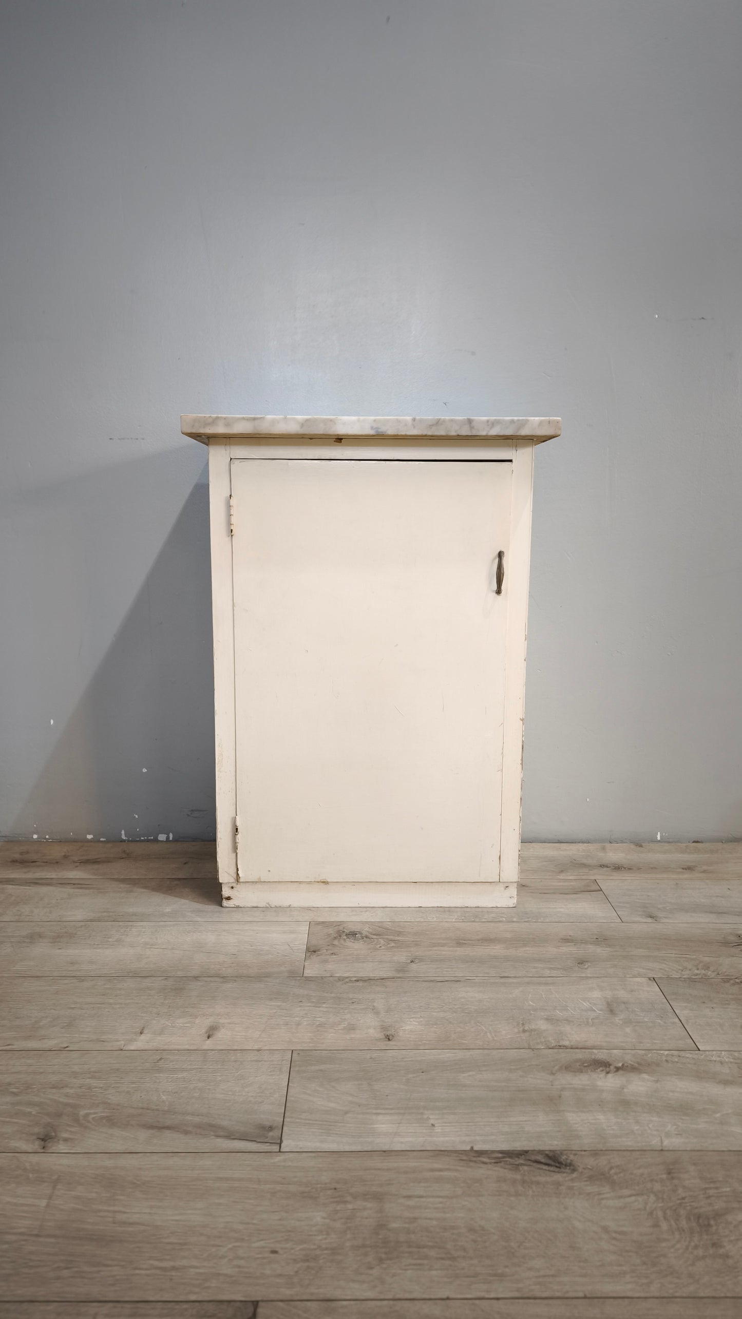 237 Mobiletto anni '50 uno sportello dipinto bianco con piano in marmo