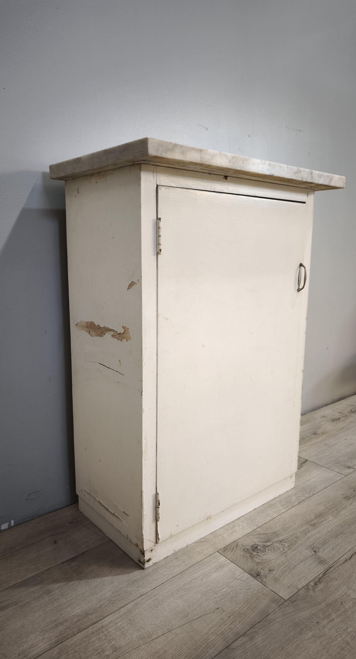 237 Mobiletto anni '50 uno sportello dipinto bianco con piano in marmo
