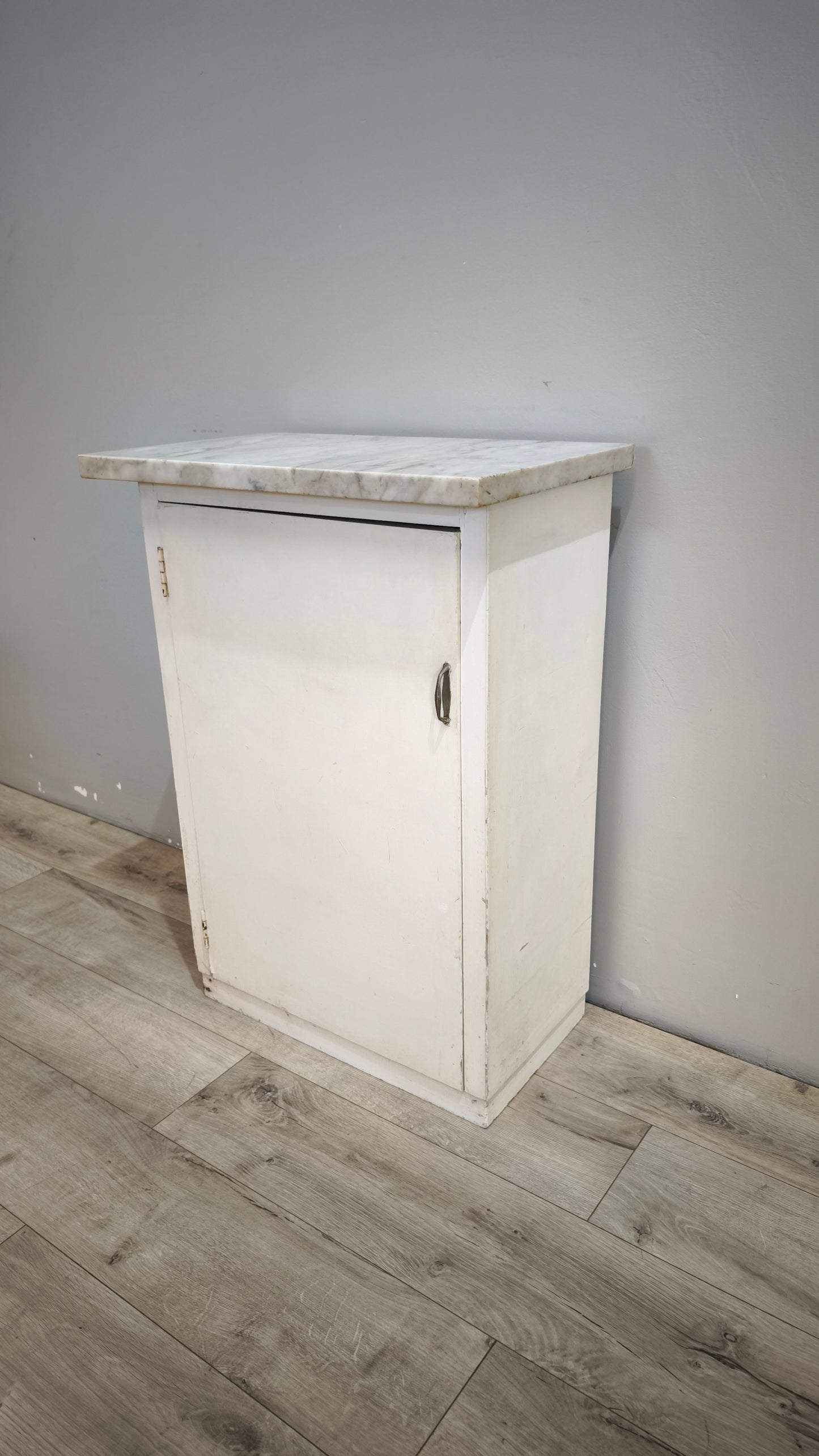 237 Mobiletto anni '50 uno sportello dipinto bianco con piano in marmo