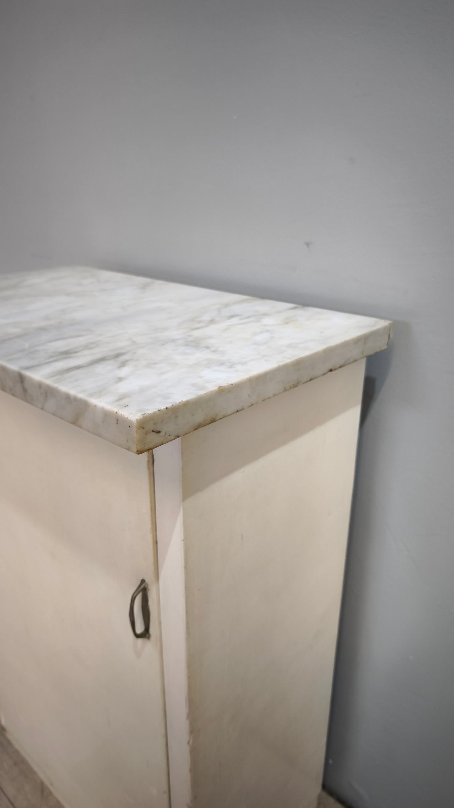237 Mobiletto anni '50 uno sportello dipinto bianco con piano in marmo