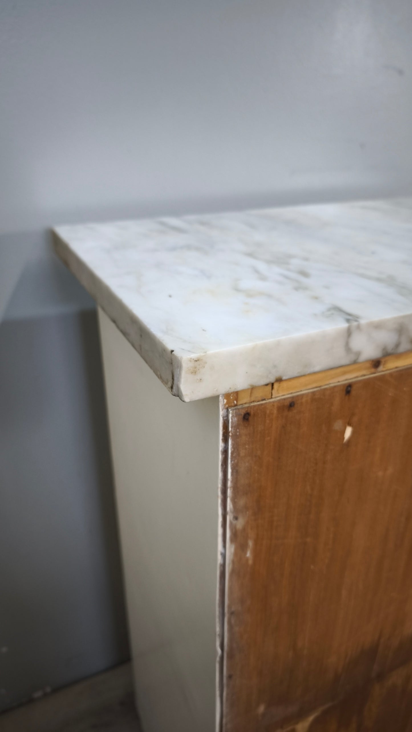 237 Mobiletto anni '50 uno sportello dipinto bianco con piano in marmo