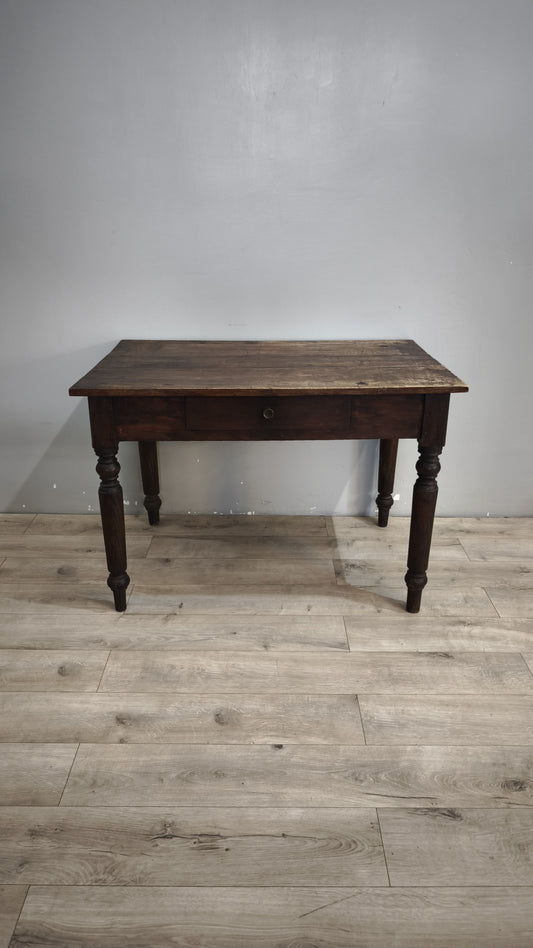 92486 Tavolo rustico in legno con cassetto frontale