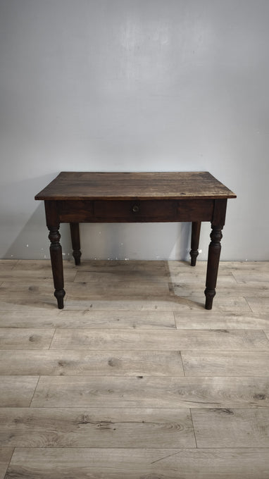92486 Tavolo rustico in legno con cassetto frontale