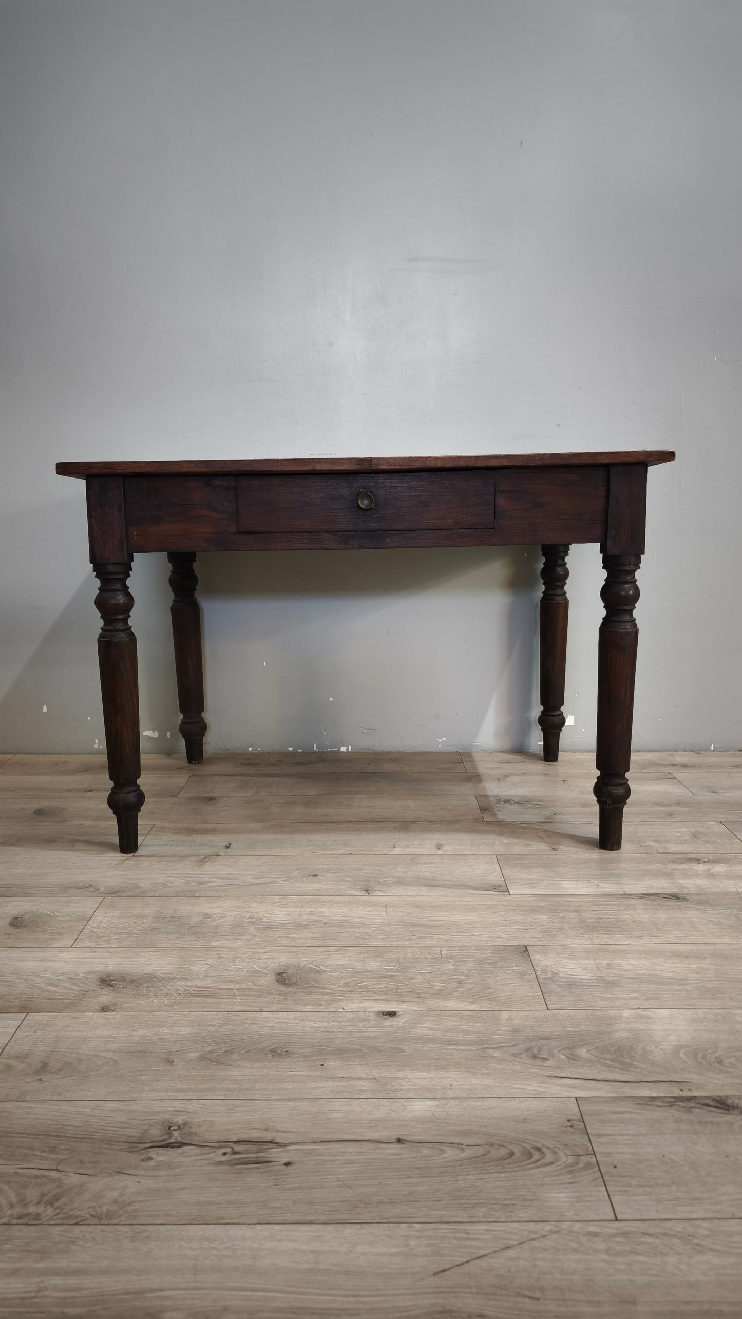 92486 Tavolo rustico in legno con cassetto frontale