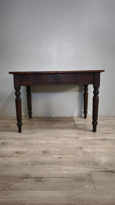 92486 Tavolo rustico in legno con cassetto frontale