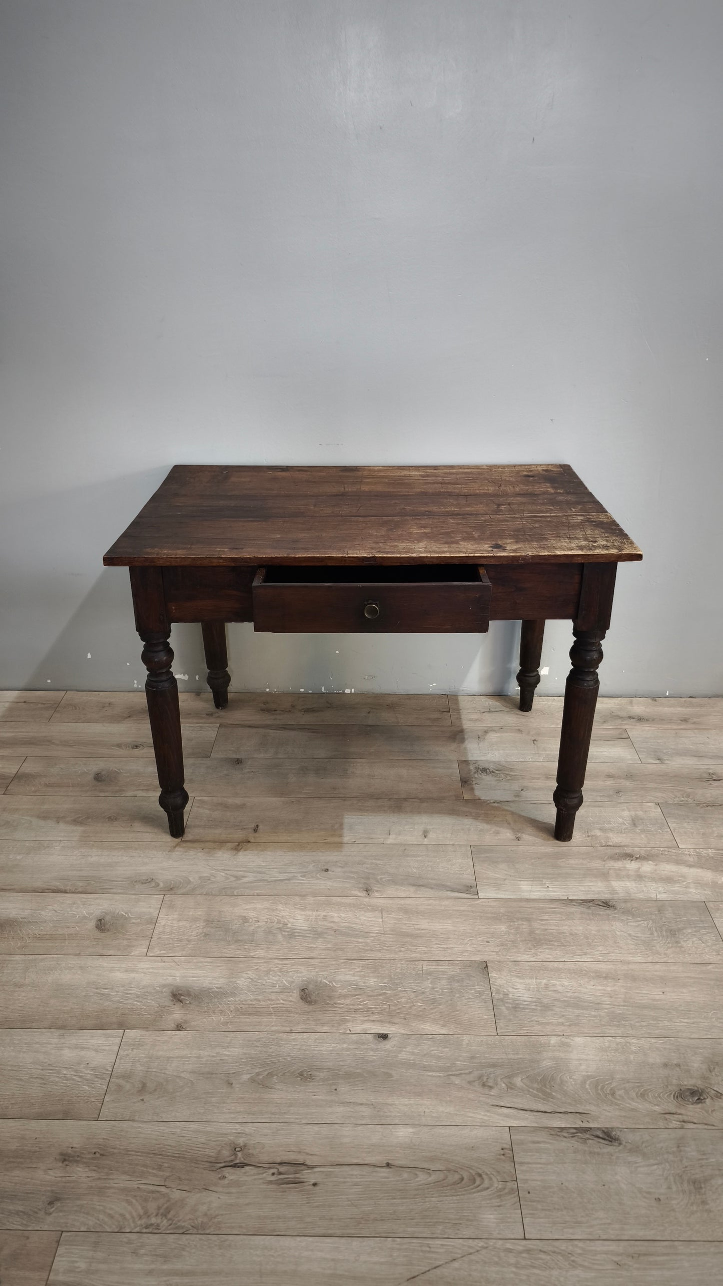 92486 Tavolo rustico in legno con cassetto frontale