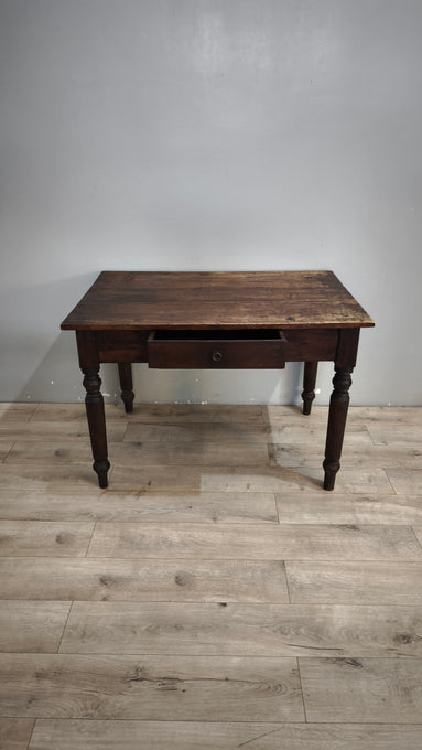 92486 Tavolo rustico in legno con cassetto frontale