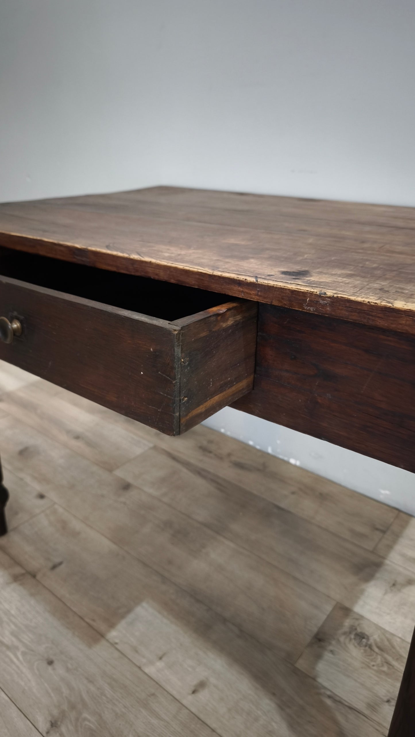 92486 Tavolo rustico in legno con cassetto frontale