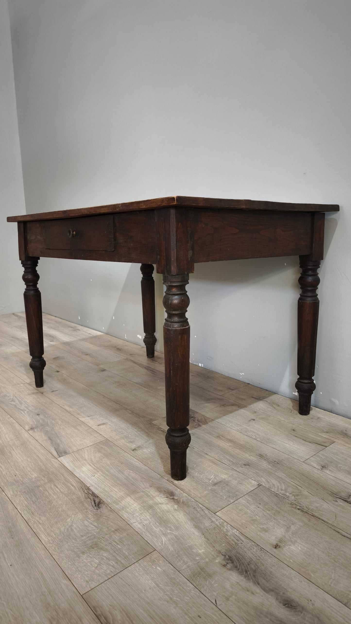 92486 Tavolo rustico in legno con cassetto frontale