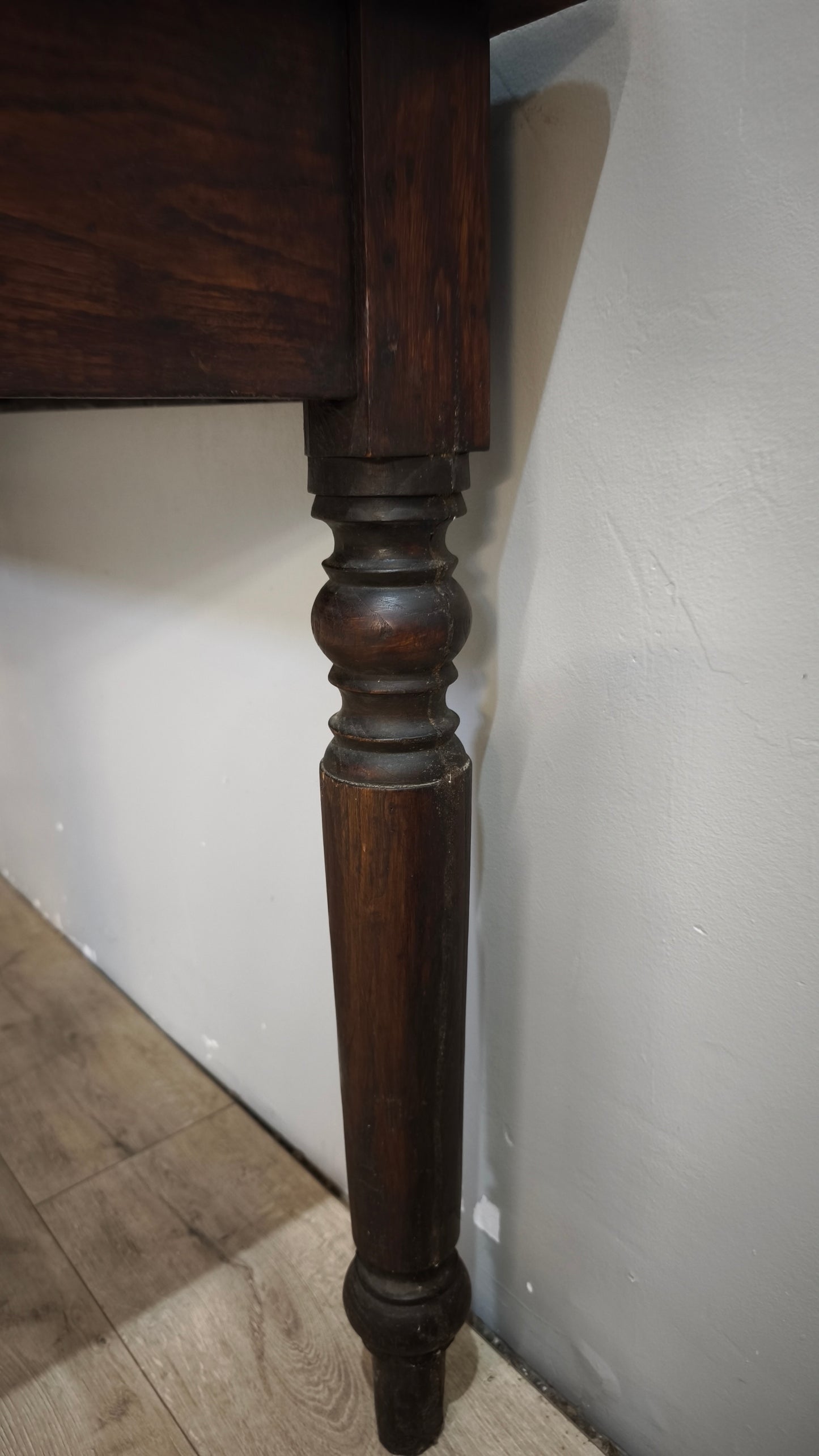 92486 Tavolo rustico in legno con cassetto frontale