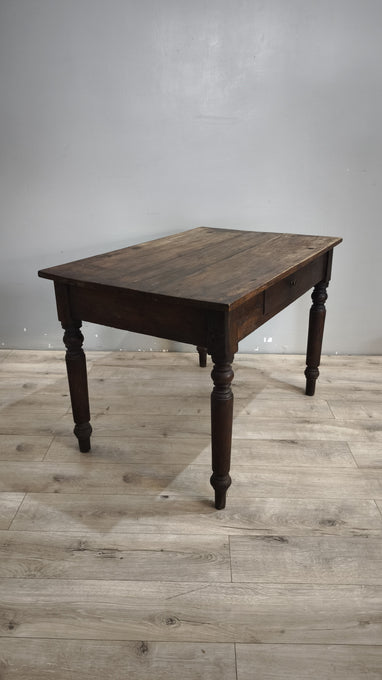 92486 Tavolo rustico in legno con cassetto frontale