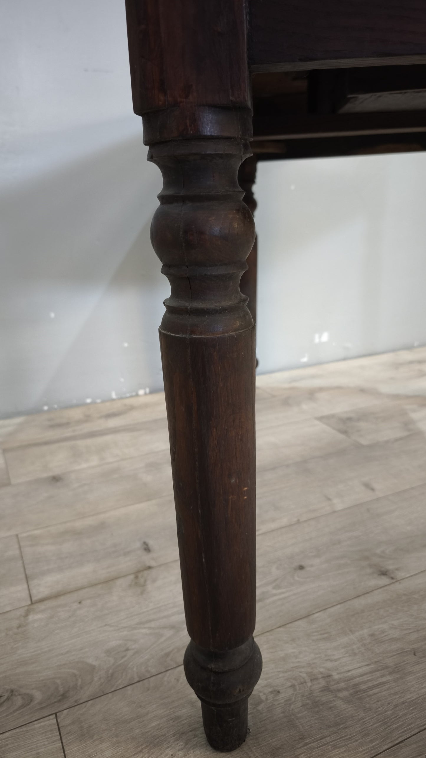 92486 Tavolo rustico in legno con cassetto frontale