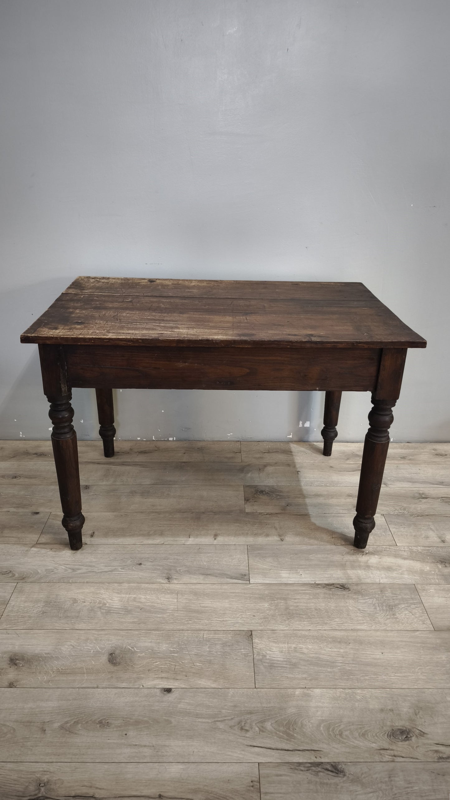 92486 Tavolo rustico in legno con cassetto frontale