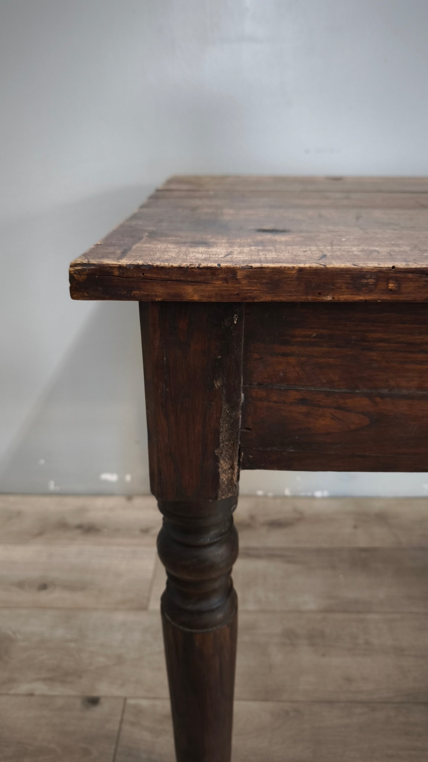 92486 Tavolo rustico in legno con cassetto frontale