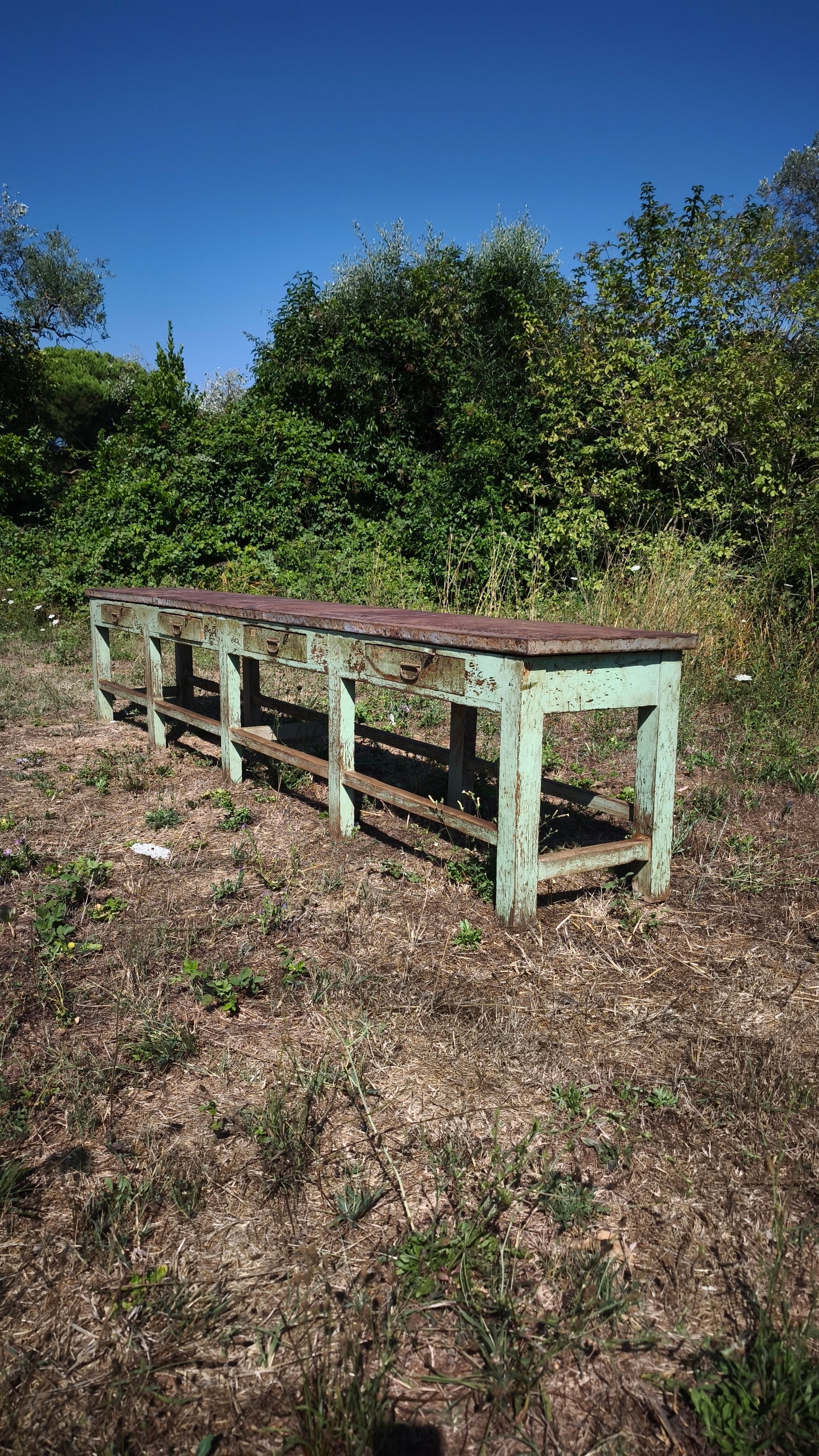 Bancone industriale vintage in legno con piano rivestito in ferro