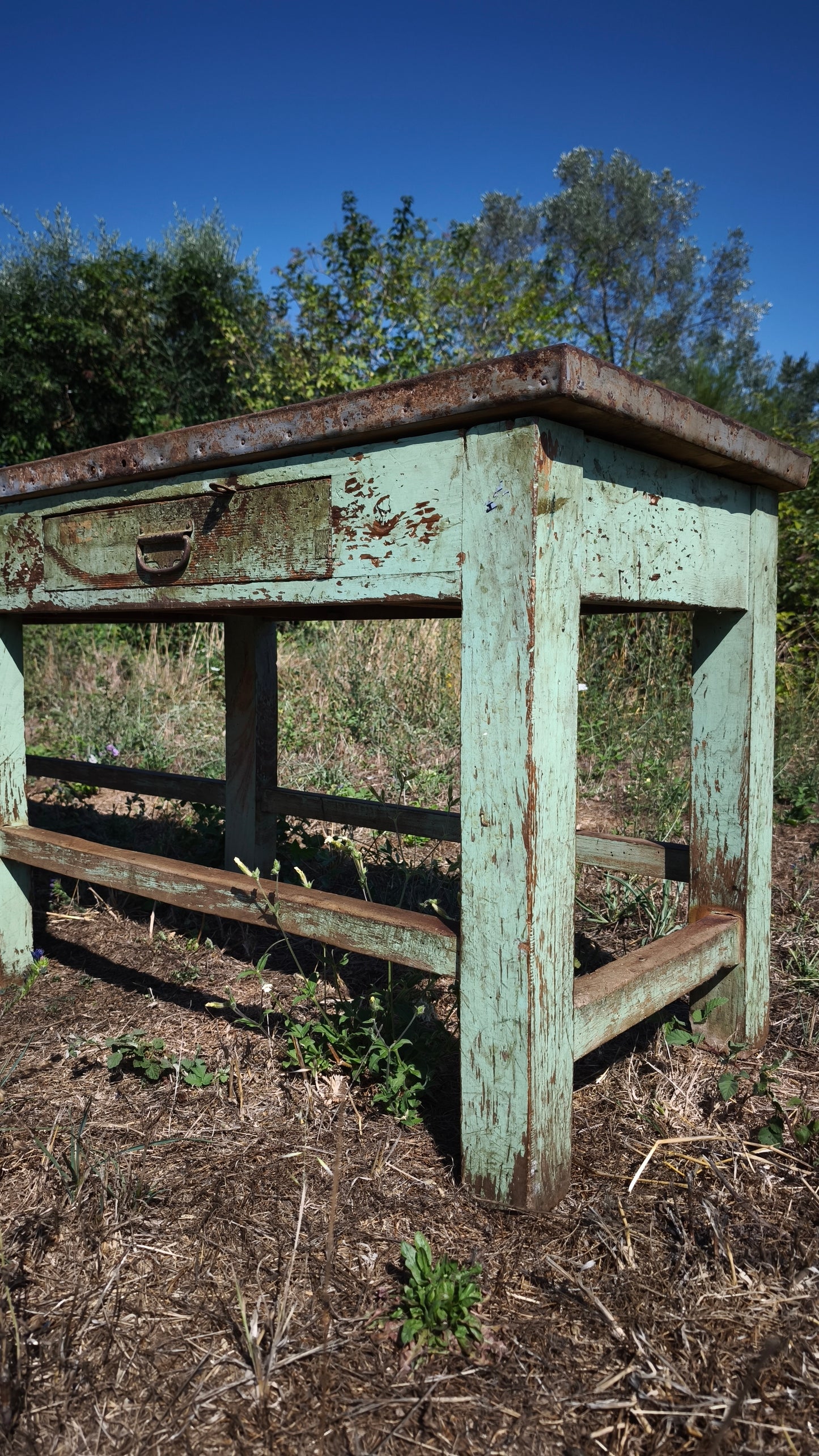 Bancone industriale vintage in legno con piano rivestito in ferro